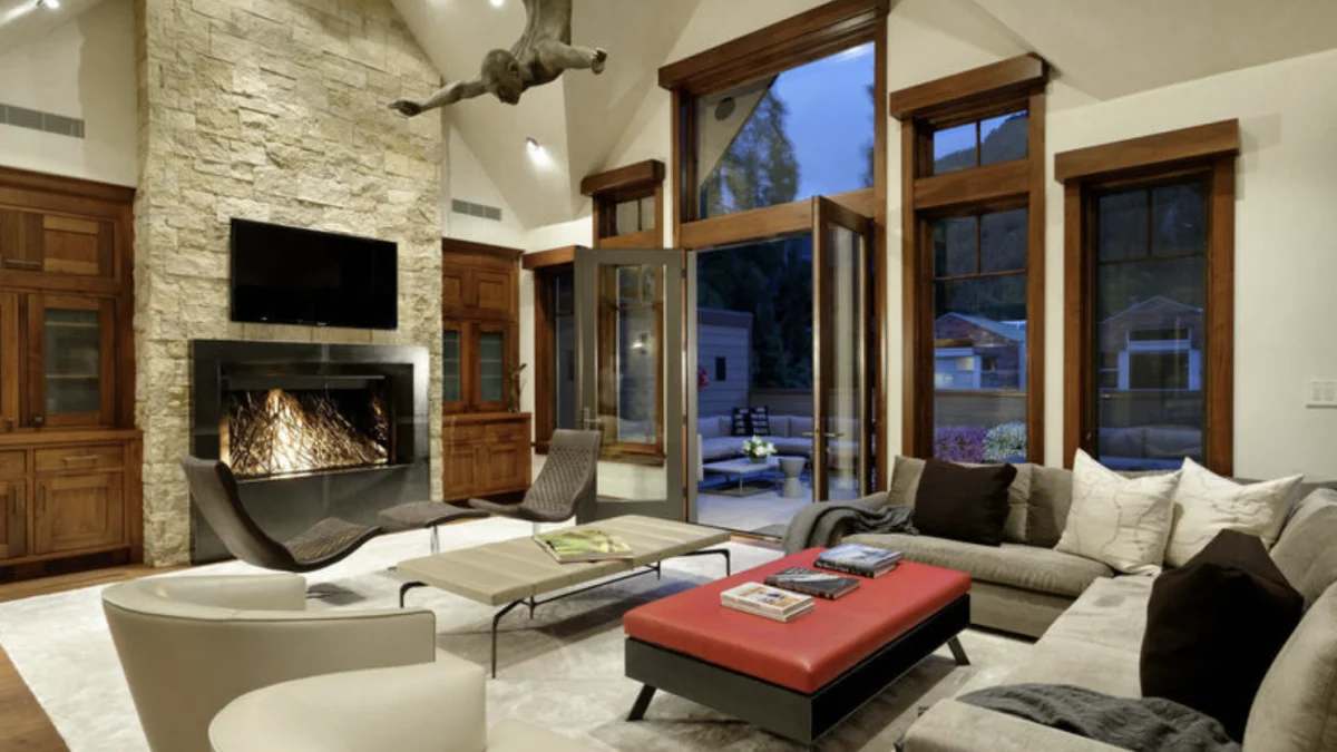 719 E Hopkins